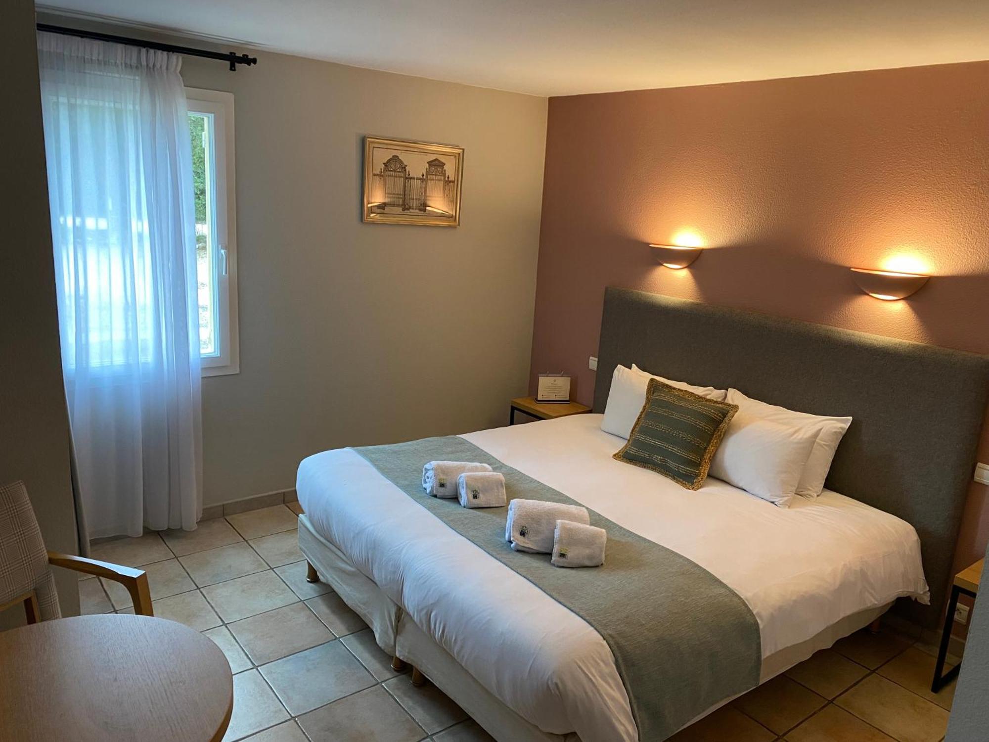 Logis La Bastide De Grignan Hotel & Restaurant "La Chenaie" Exterior photo